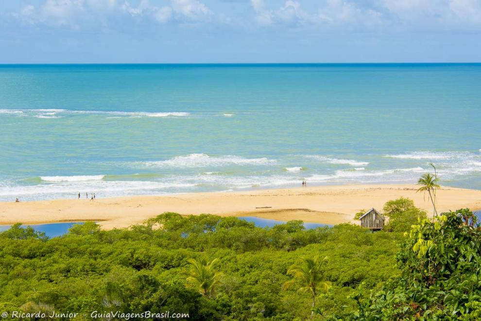 Imagem da vista do mirante na Praia dos Nativos.